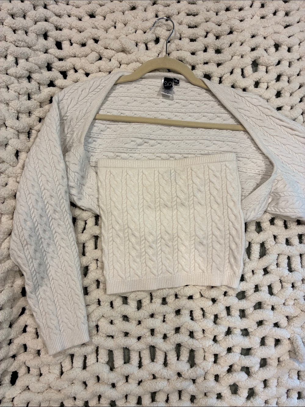 Cozy Cable-Knit Ivory Cropped Sweater